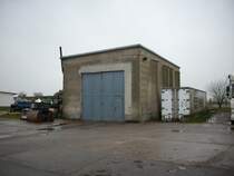 In Bergen/R�gen gab es viele Jahre eine Anschlu�bahn mit einer eigenen Lok.Diese wurde Nachts in diesem Lokschuppen abgestellt.Heute wird der ehmalige Schuppen als Lager genutzt.