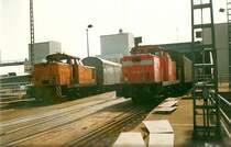 Ein Foto vor meiner Digitalkamerazeit.
Die 347 079 noch mit DR-Farbgebung und die 347 096 schon in DB-Farbgebung beim Entladen der F�hre in Mukran.
