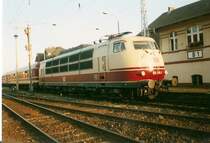 Ein Foto vor meiner Digitalkamerazeit.
1999 entstand die Aufnahme mit der 103 219 als Schlu�lok an einem Sonderzug in Sassnitz vor dem Fahrdienstleiterstellwerk.