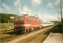 Ein Foto vor meiner Digitalkamerazeit.Als es noch den Interregio gab.Der Interregio Sassnitz-Berlin mit der 143 093 abgestellt in Sassnitz.Es fehlen nur noch die Kurswagen Malm�-Berlin.