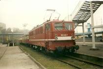 Die Stralsunder 109 049 und der Triebwagen 185 254 und 185 257 sind zusammen als Sonderzug in den Bahnhof Sassnitz Hafen angekommen. 
