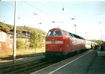 Auch die 219 fuhr mal auf R�gen aber nur Ersatzweise.Auf Grund von Bauarbeiten (Fahrleitung war abgeschaltet)fuhren eine Woche lang 219ziger die Regionalbahnz�ge zwischen Sassnitz und Stralsund.Hier ist 219 157 mit der Regionalbahn nach Stralsund abfahrbereit in Sassnitz.
