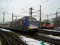 Die 101 101 (Europa) mit einem IC in Salzburg Hbf am 05.01.2008 und im Hintergrund stet die 1163 002 mit einem Containerzug. 