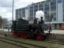 Die 70 083 am 23.04.2008 in M�nchen Ost beim Bekohlen und Wassernehmen.