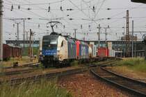 Durchfahrt der WLB ES64U2 012 mt Containerzug nach Passau. Kalt l�uft (wie schon einmal von Thomas Aichhorn fotografiert) eine Swiss Cargo Maschine mit. Aufnahme vom 17. Mai 2008.