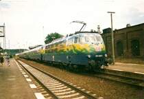 Der Urlaubsexpress mit der bekannten 103 220.Die Aufnahme entstand am ersten Tag 1998 als der Zug das erstemal nach R�gen kam.Damals endete und begann der Zug in Bergen/R�gen.