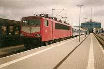 1999 gab es eine Mittags fahrende IR-Verbindung Mukran-Berlin.Dieser Interregio hatte noch die Kurswagen aus Malm� mit.Hier steht die 155 220 abfahrbereit am Bahnsteig vom F�hrhafen Mukran.