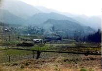 Die Bahn im Kiso-Tal. Lange bevor sie selbst sichtbar wird erkennt man die Rauchsäule und hört das laute Stampfen, als die D51 522 bei Agematsu das prachtvolle Bergtal hinaufschleicht. 14.April 1973.