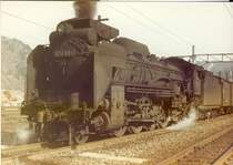 D51, Nr.698 in Agematsu, 14.April 1973. Die D51 (Achsfolge 1D1) ist die klassische Dampflok Japans; 1182 Loks wurden gebaut 1936-1945. Davon gingen 37 nach Taiwan (+5 Nachbauten 1951)und 30 auf das heute russische Sachalin (1 dort für Touristenzüge noch fahrtüchtig). Weitere 98 ähnliche Loks gingen nach Thailand. Die letzte japanische D51 im Regeldienst fuhr bis Dezember 1975.