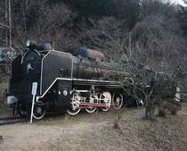 Die Bahn im Kiso-Tal. Die D51 351 ist l�ngst verstummt und erinnert an vergangene Zeiten. Sie wurde 1940 gebaut und gelangte nach harter Arbeit entlang des Japanischen Meers und in Nordjapan 1971 ins Kiso-Tal. 1974 wurde sie da als Denkmal aufgestellt. Nagiso, 4.M�rz 2007.