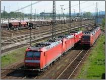 Der Rangierbahnhof von Karlsruhe, aufgenommen am Vormittag des 04.05.2008, einem Sonntag. Zahlreiche Loks warten auf neue Eins�tze. Im Vordergrund steht 185 154.