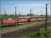 Der Rangierbahnhof von Karlsruhe, aufgenommen am Vormittag des 04.05.2008, einem Sonntag. Zahlreiche Loks warten auf neue Eins�tze.
