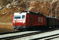 Ge 4/4 I 108 der FO am 3.10.2001 am Oberalppass.