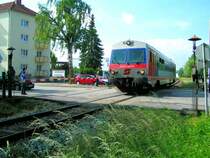 5047 081-4 (R3484) passiert den  L�utwerkbahnschranken�bergang  in der Kasernstr. in RIED i.I; 080605
