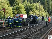 Am 06. Juni 2008 ereignete sich auf der Strecke M�nchen - Berlin bei F�rtschendorf im Landkreis Kronach ein schwerer Unfall mit einen Schwerverletzten. Gegen drei Uhr Nachts kam ein Landwirt aus dem Landkreis Kronach mit seinen Traktor von der parallel zum Gleis verlaufenden Bundesstra�e 85 ab und blieb mit den Traktor auf den Gleisen stehen. Hier wurde er von der Baureihe 101 091-7, die gerade einen Nachtzug von Wien nach Berlin bef�rderte, erfasst in mehrere Teile zerissen und ca 150 Meter mitgeschleift. Der 63 j�hrige Traktorfahrer wurde bei dem Zusammensto� schwer verletzt, der 31 j�hrige Lokf�hrer erlitt einen Schock. Gl�cklicherweise kamen die ca. 110 Reisenden mit den Schrecken davon. Die wichtige Verkehrsader war bis zum sp�ten Vormittag komplett gesperrt. S�mtliche Fernverkehrsz�ge wurden �ber Erfurt und Fulda umgeleitet. Die Regionalz�ge Lichtenfels -Saalfeld wurden zwischen  Pressig-Rothenkirchen und Ludwigsstadt durch Busse ersetzt. Nachdem ich gegen sieben Uhr von den Ungl�ck geh�rt hatte fuhr ich trotz engen Zeitplans kurz zur Unfallstelle, wo ich gegen halb acht das Bild von den Aufr�umarbeiten am Traktor aufnehmen konnte. Die Lok stand wie bereits erw�hnt einige Meter weiter n�rdlich. 