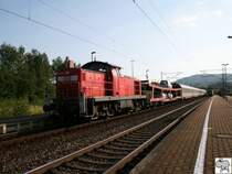 294 799-2 brachte am 06. Juni 2008 die Wagengarnitur des in der Nacht auf der Frankenwaldbahn bei F�rtschendorf mit einen Traktor kollitierten Zuges erst mal nach Pressig-Rothenkirchen. Es handelt sich hierbei um eine Garnitur der �sterreichischen Bundesbahn. (Siehe Bild 197810)