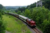 Bei Inzigkofen zweigt die Zollernbahn (KBS 766) von der Donautalbahn (KBS 755) ab. Die V 100 2335 bef�rdert am 06. Juni 2008 einen Leereisezug nach Storzingen.