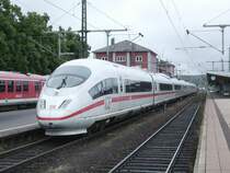 403 015  Singen(Hohentwiel)  hat soeben Singen erreicht. Auf dem Programm standen: Musikalische Untermalung durch den  Fahnfahrenzug Singen , Ansprachen des Oberb�rgermeisters und eines DB-Representanten, die Taufe und Besichtigung des Zuges. Gegen 13:45 Uhr fuhr er zur�ck nach M�nchen, via Stuttgart. 07.06.08