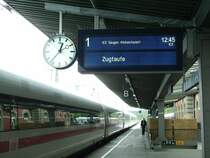 Der Zugzielanzeiger k�ndigt es an: Zugtaufe von 403 015 (steht schon bereit) in Singen (Htw) am 07.06.08