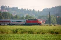 120 157-3 eilt mit ihrem Nachtzug im fahlen Licht der gerade aufgehenden Sonne M�nchen entgegen. Aufgenommen vor den malerischen   Holzwinkeln  im Mindeltal zwischen G�nzburg/Donau (Legolandcity) und Burgau/Schwaben im Juni 08.