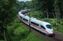 Elegant legt sich diese ICE 3 - Doppelformation in die Kurve zum G�nzburger Bahnhof. Halten wird er aber in Legolandcity nicht. Festgehalten von der Freibadbr�cke Richtung Waldwinkel am 07.06.08 