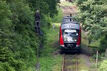 Man liest immer wieder von B�schungsbr�nden...
aber wenn man sich hier das Lichtraumprofil betrachtet, mu� man froh sein, wenn es keine Waldbr�nde gibt. 
Auf der KBS 978 G�nzburg - Krumbach, besser bekannt als Mittelschwabenbahn, verkehren nur Dieseltriebz�ge Marke DESIRO (RegioSprinter II), und so wie hier 642 214-0, haben diese den Abgastrakt auf dem Dach... soviel zum Thema R�ckschnitt der Vegetation, eine  hitzige  Angelegenheit.