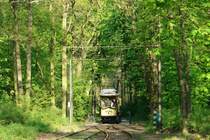 Kurz vor der Endstelle der idyllischen Stra�enbahnlinie �berquert der Berliner Maximum-Tw 2990 den kleinen M�hlenflie�, bevor er sein Ziel erreicht hat. (03.05.08)