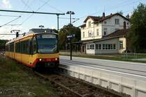 Am 4. Oktober 2007 ist der GT8-100D/2S-M  Panorama  Nr. 910 auf der Linie S41 unterwegs von Karlsruhe nach Eutingen. Hier durchf�hrt er den umgebauten Bahnhof Hochdorf.
