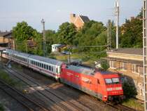 101-069 schiebt den IC 2151 D�sseldorf-Berlin Gesundbrunnen durch den Bahnhof Artern. Der Zug wurde wegen Viadukterneuerung in Vieselbach �ber Sangerhausen in Richtung Halle umgeleitet. 7.06.2008
