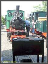 Atmosph�re beim Feldbahnfest am 31.05.2008 im Frankfurter Feldbahnmuseum: Glut unter den Bratw�rstchen auf dem Holzkohlengrill und Glut in der Feuerb�chse der davor stehenden im Jahre 1939 bei Henschel & Sohn gebauten Lok Nummer 6 vom Typ Fabia.