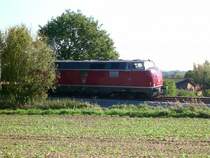 BR 221 117 - 5 der EfW in H�he der Ortschaft Gl�singen.
In Folge des kompletten Neubaues der Strecke Hamburg-Harburg - Buchholz i.d.N. sieht man die im perfekten Zustand und in Originalfarbgebung gehaltenen BR 221 der EfW h�ufig vor Schotterganzz�gen.