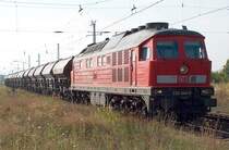 232 444-0, mit ihrem Kieszug aus R�blingen am See kommend, f�hrt am 07.09.04 in k�rze durch den Bf Angersdorf.