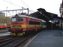 Die langjährige Einsatzzeit sieht man der 242 281 auch äußerlich stark an (Karlsbad, 11.10.2003)
