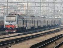 FS / TILO - Pendelzug mit E-Lok 464.198 mit sieben 2 Kl. Personenwagen sowie einem 2 Kl. Steuerwagen abgestellt im Bahnhof von Chiasso am 2302.2008