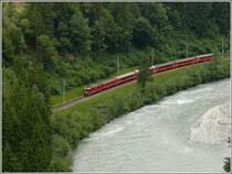 Ge 4/4 II 617  Ilanz  f�hrt mit RE 1236 entlang des Vorderrheins in die Rheinschlucht. (11.06.2008)