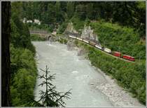 Ge 4/4 II mit G�terzug aus Ilanz, beladen mit Valserwasser, f�hrt talw�rts durch die Ruinaulta. (11.06.2008)