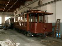 Opicina Tram.Die musterg�ltig aufgearbeiteten hist.Wagen Nr.6
und Nr.1 aus der Anfangszeit der Bahn,im Depot Villa Opicina
03.06.08