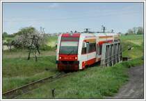 SA 132-001 als Zug 77442 von Poznan nach Wolsztyn, aufgenommen am 2.5.2008. Unter der Br�cke, die der Zug gerade passiert, verl�uft die Strecke nach Leszno. Diese Triebwagen werden seit 2005 von PESA in der N�he von Bydgoszcz Gł�wna gebaut werden