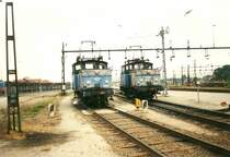 1999 waren in Malm� Central noch 3 Ue Maschinen im Einsatz.Ihr stehen die Ue 586 (links) und die Ue 998 (rechts) im Gleisvorfeld in Malm� Central.
