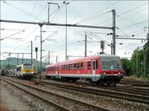 Parallelausfahrt aus dem Bahnhof von Ettelbr�ck: DB Diesel Triebzug 628/928 455-5 f�hrt in Richtung Luxemburg, w�hrend E-Lok 3004 umsetzt, um an die Spitze des Zuges nach L�ttich zu gelangen. 07.06.08 