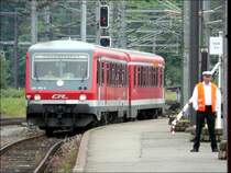 Der Bahnhofsvorsteher hat die Fotografen im Auge, w�hrend der CFL Triebzug 628/928 506-8 in den Bahnhof von Ettelbr�ck einf�hrt. 07.06.08