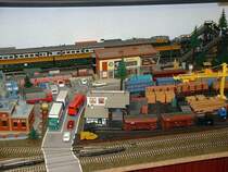 Im Vordergrund die Kohlenhandlung mit Anschlu�gleis, dahinter der Bahnhof.