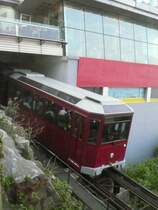 Die Peak-Tram bei der Ausfahrt aus der Bergstation