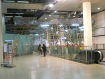 Ein Bauger�st aus Bambus im gr��ten Bahnhof von Hongkong!