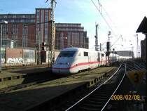 402 045-9 kommt am 09.02.08 als ICE 928 aus N�rnberg Hbf und f�hrt nun in den Hamburger Hbf ein. Eigentlich m�sste dort ja ein 401er TK vor sein.