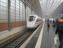 Am 24.12.07 steht 605 374-4 als ICE 38 nach Berlin- Ostbahnhof im L�becker Hbf und wartet auf die Abfahrt. 