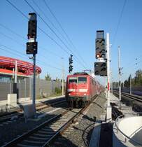 DB 111 03-5 mit Dosto von M�nchen kommend durchf�hrt den Bahnhof Salzburg Taxham-Europark.  Juni 08