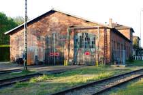 Der historische Lokschuppen zu Neuoffingen am Samstagabend.
Wenn man bedenkt dass die Bausubstanz auf das Jahr 1873 verweist, hat er sich gut gehalten. Ein Schuppentor wurde inzwischen steinm��ig verschlossen um eine Werkstatt einzurichten. Die beiden anderen teilen sich Schwabendampf eV. und Rent-a-Rail.