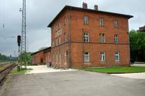 Hier der Blick auf das Sozialgeb�ude mit anschlie�endem Lokschuppen Neuoffingen, welches heute eine Niederlassung von Rent-a-Rail beherbergt. Im ersten Stock finden sich die Vereinsr�ume vom  Schwabendampf Neuoffingen e.V.  (SDN).