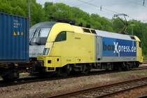 Oben steht noch klein  Siemens  und unten wurde schon vor dem  com  radiert... ES 64 U2-018 tr�gt schon die ersten Anzeichen von bevorstehender Umlackierung bzw. Besitzerwechsel. Hier als  BoxXpress.de  in Ausfahrt aus Neuoffingen am 11.06.2008 . 